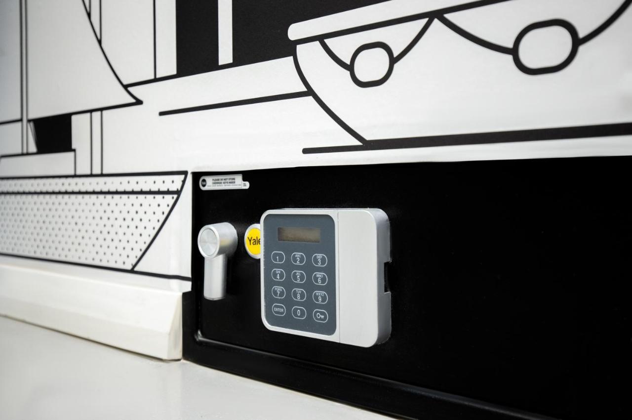 Wom Beach Pod Hotel - A Member Of Brown Hotels Tel Aviv Exteriör bild